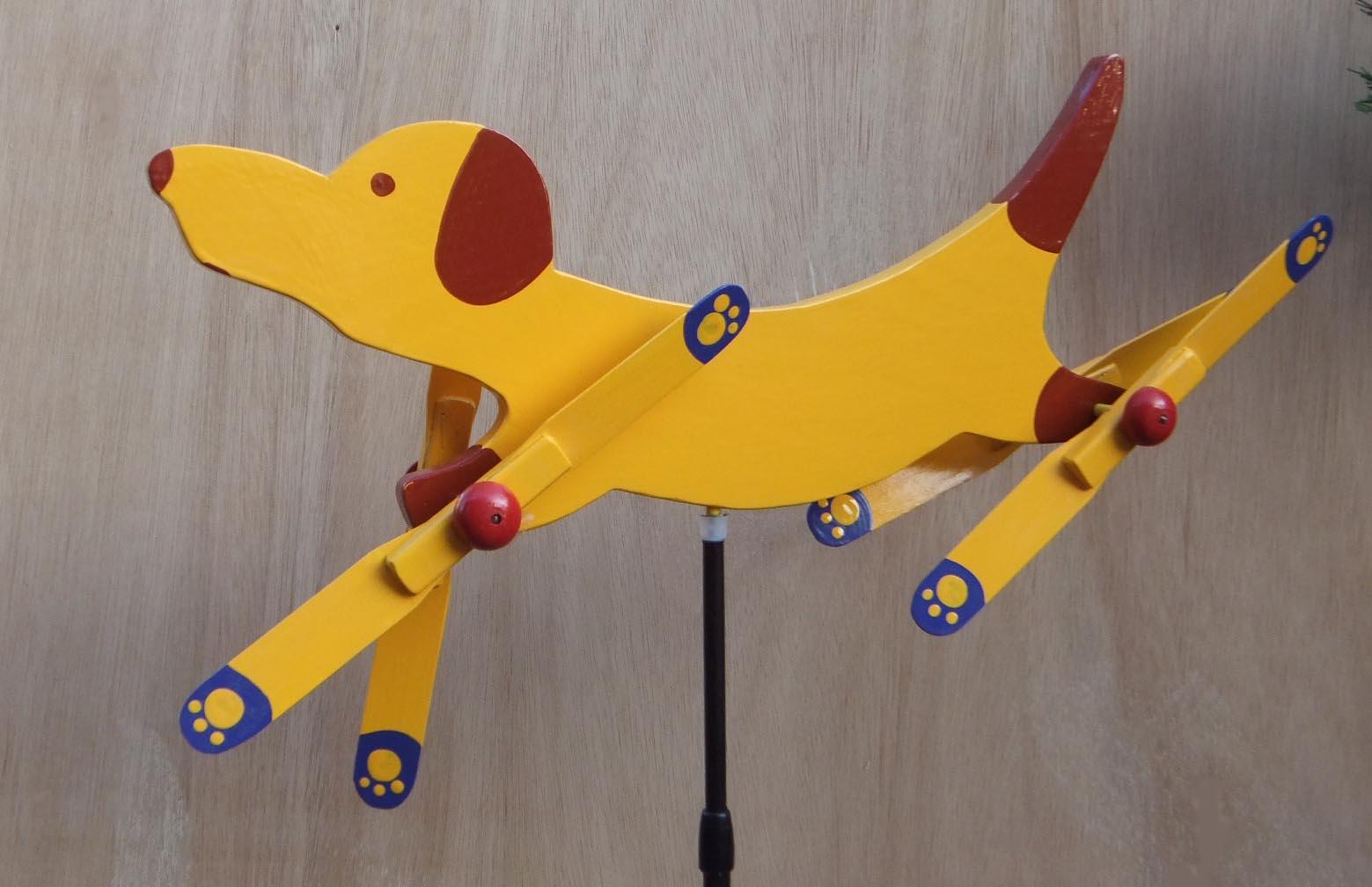 ハッピー犬　羽根つき風見鶏　手造り　木製1枚目の画像