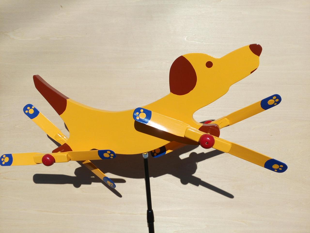 ハッピー犬　羽根つき風見鶏　手造り　木製 | 2枚目