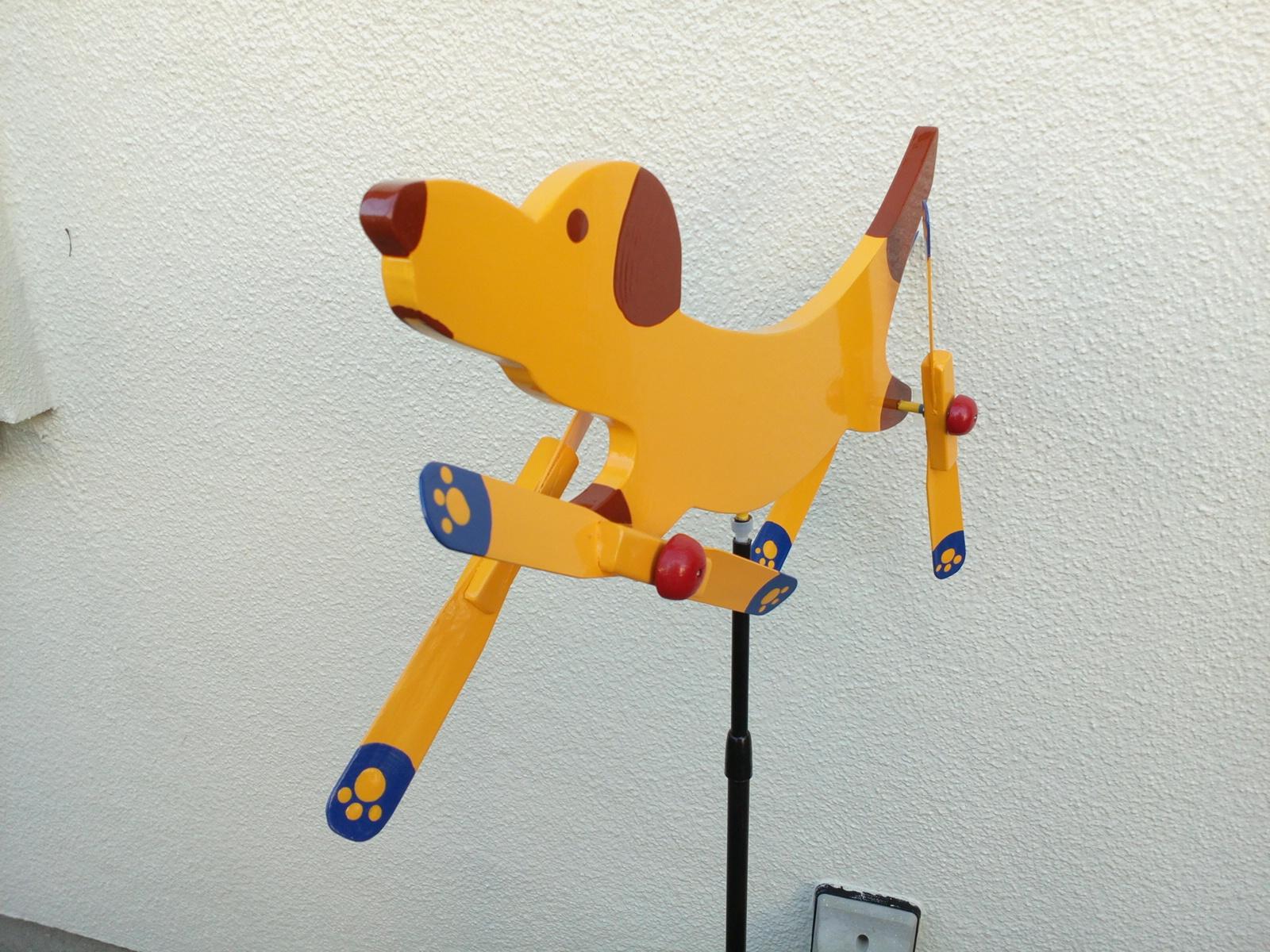 ハッピー犬　羽根つき風見鶏　手造り　木製 | 3枚目