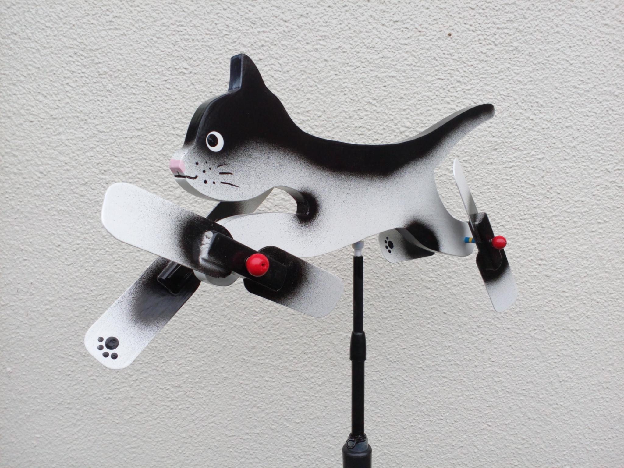 走る玉ちゃん　ねこちゃん　羽根つき風見鶏　手造り　木製1枚目の画像