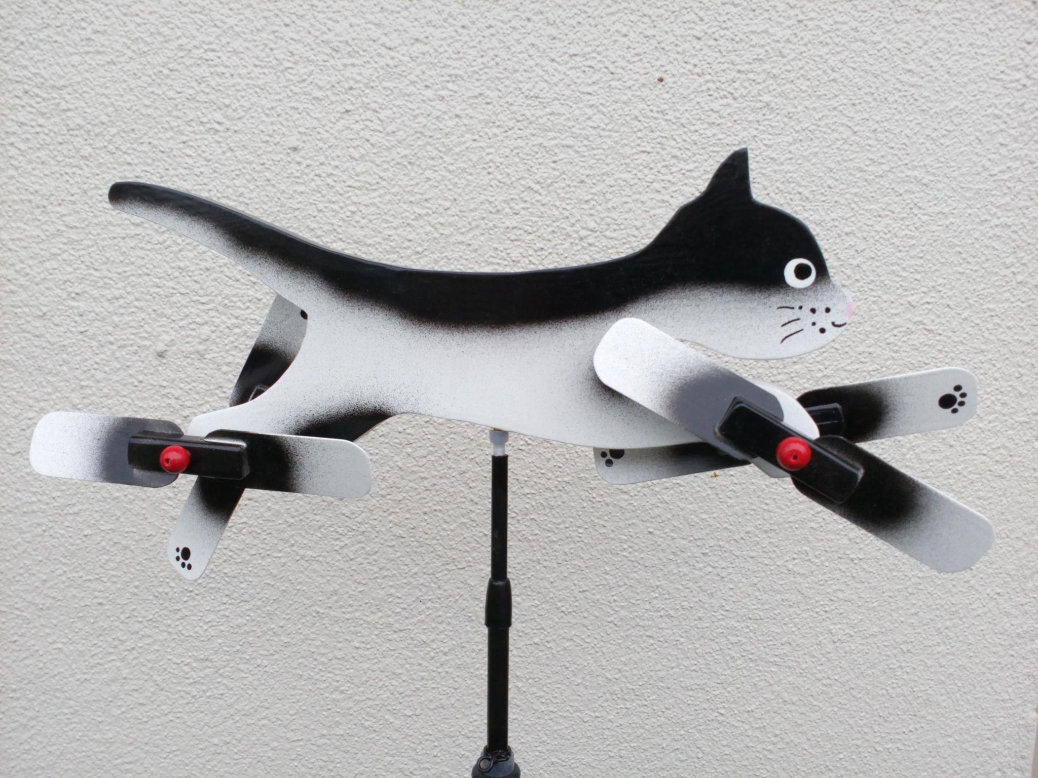 走る玉ちゃん　ねこちゃん　羽根つき風見鶏　手造り　木製 | 2枚目