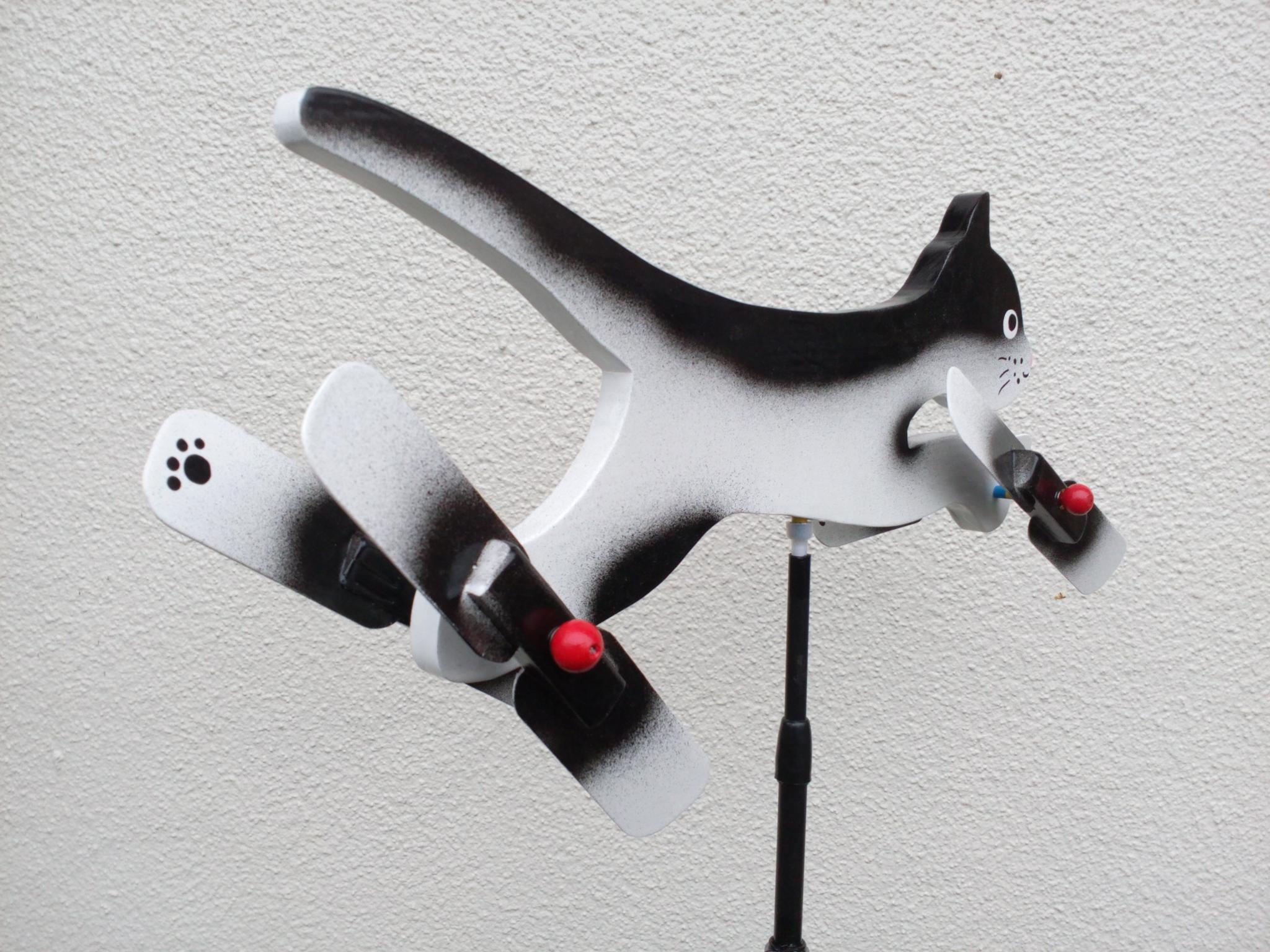 走る玉ちゃん　ねこちゃん　羽根つき風見鶏　手造り　木製 | 3枚目