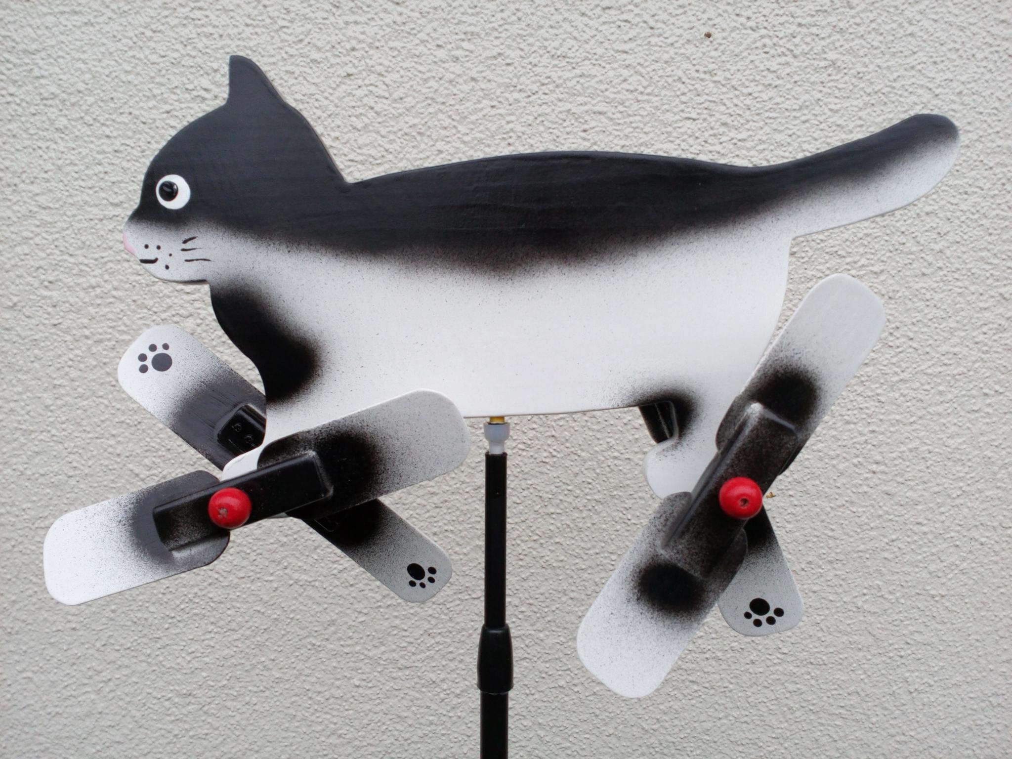 立っている玉ちゃん　ねこちゃん　羽根つき風見鶏　手造り　木製　黒白ぶち1枚目の画像