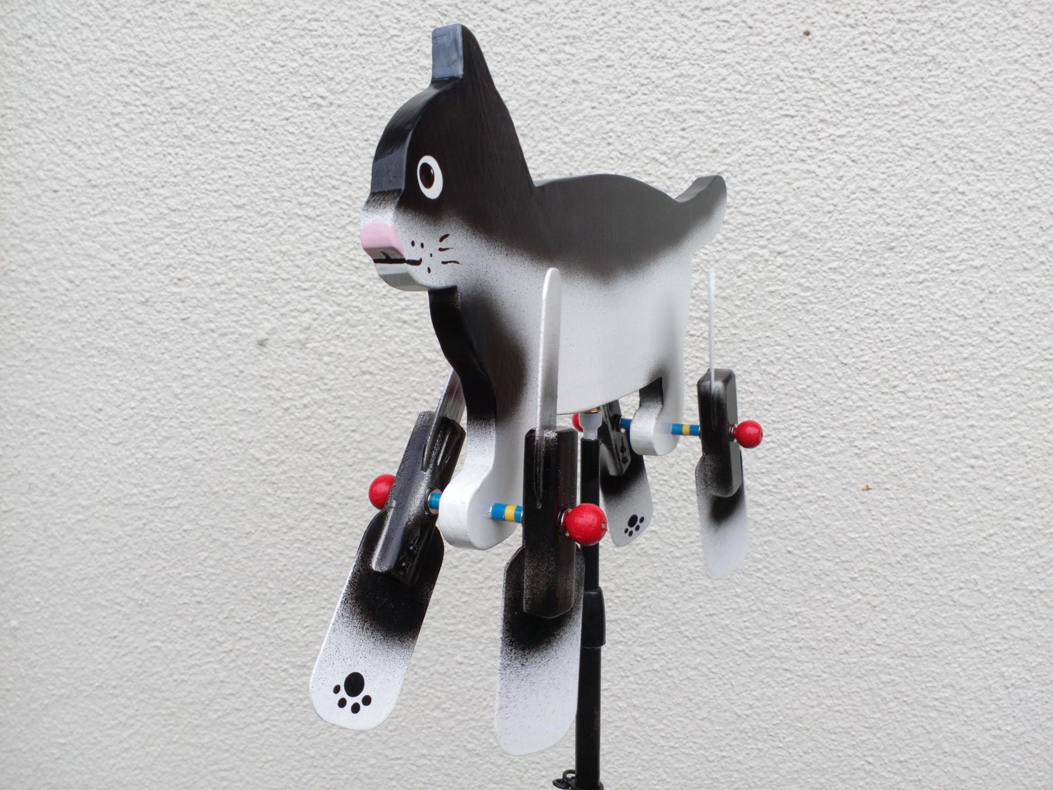 立っている玉ちゃん　ねこちゃん　羽根つき風見鶏　手造り　木製　黒白ぶち | 2枚目