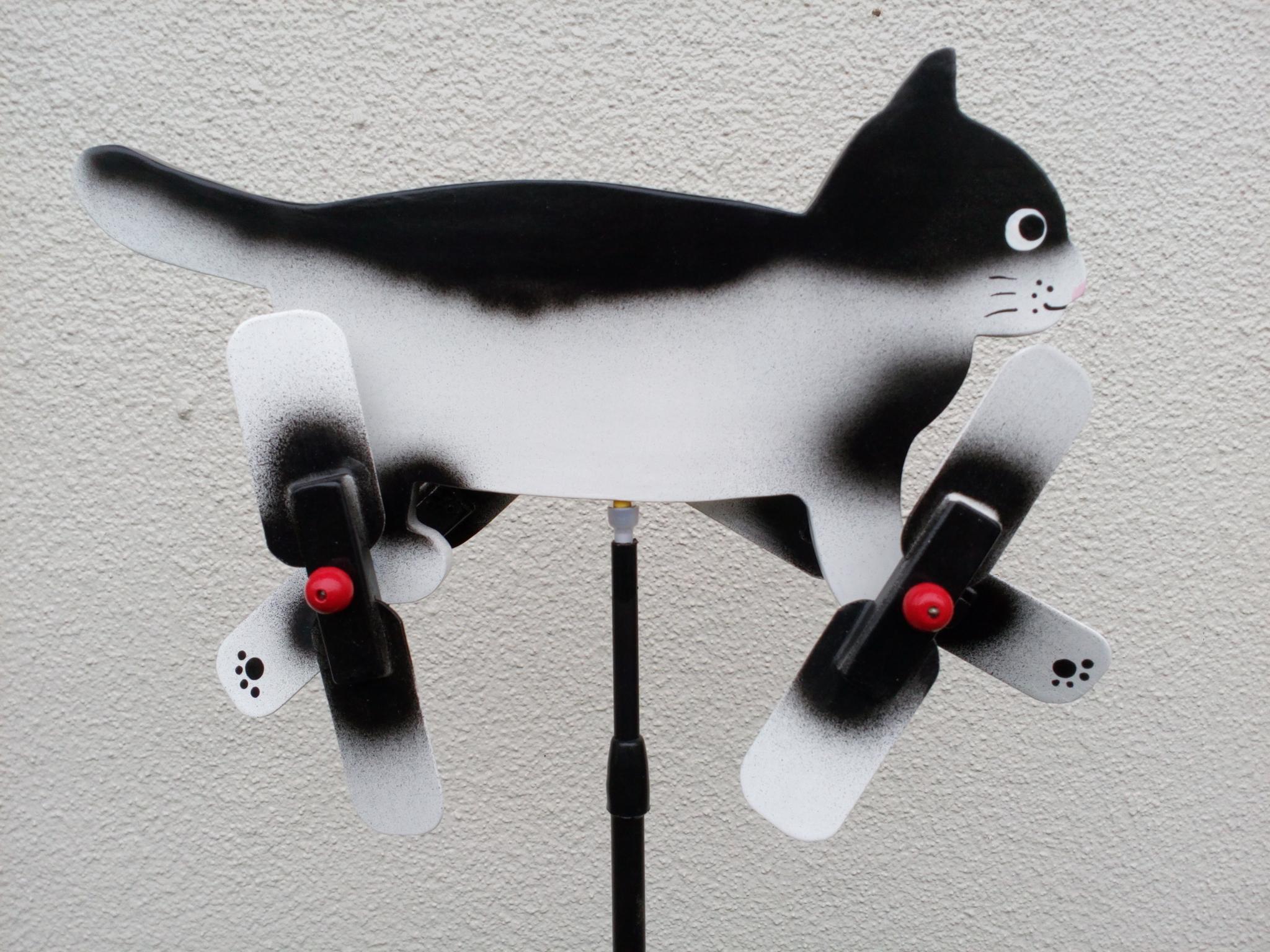 立っている玉ちゃん　ねこちゃん　羽根つき風見鶏　手造り　木製　黒白ぶち | 3枚目