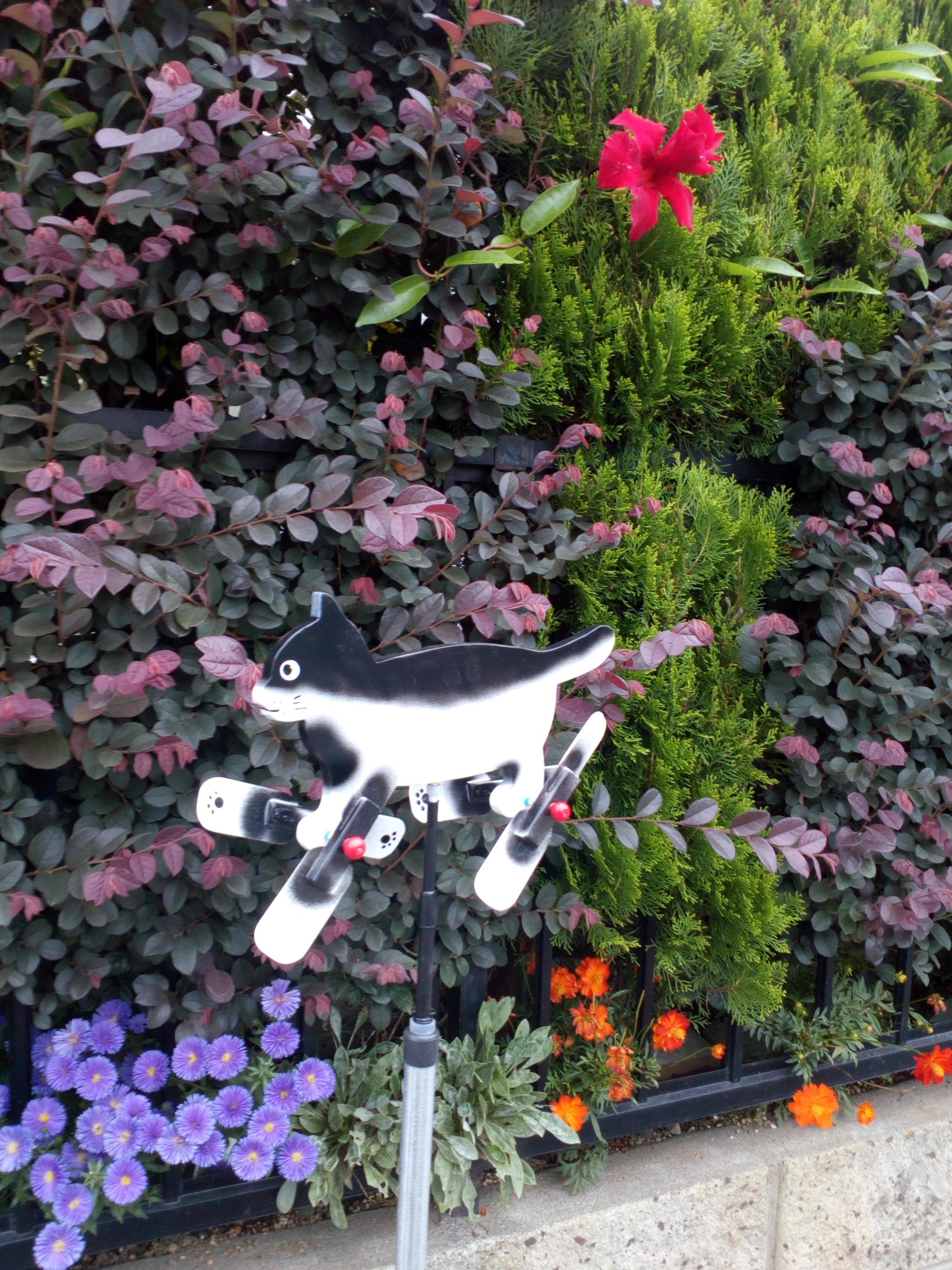 立っている玉ちゃん　ねこちゃん　羽根つき風見鶏　手造り　木製　黒白ぶち | 4枚目